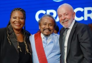 A Ministra da Cultura Margareth Menezes, o cantor e compositor Chico César e o Presidente da República Luiz Inácio Lula da Silva durante cerimônia no Rio de Janeiro