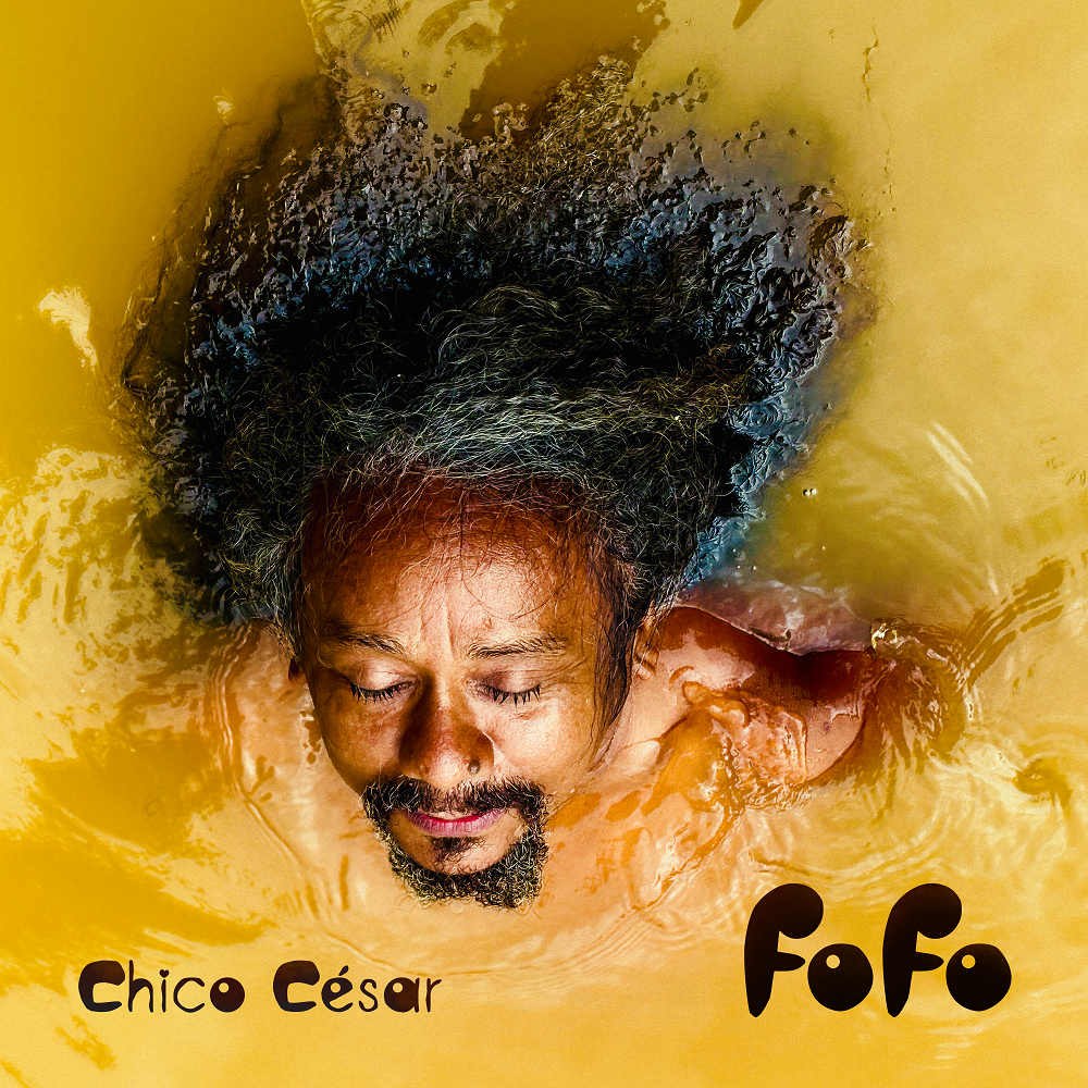 Capa do álbum "FOFO", de Chico César.