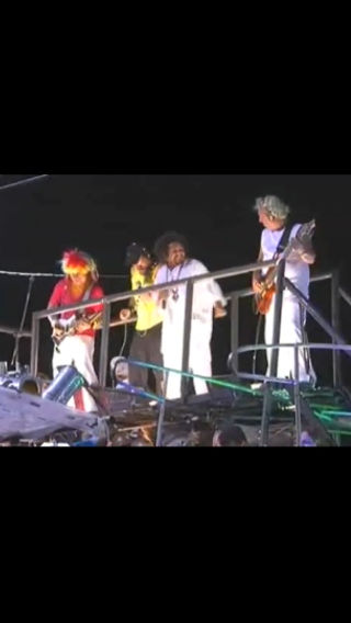 @armandinhomacedo é um dos maiores guitarristas do mundo. hoje completa 70 anos. temos a felicidade dele ser brasileiro e um dos renovadores da música carnavalesca (mas não só!) a partir dos anos 70. pra ele compus essa música que leva seu nome: Armando.

Armando não aceita comando
Armando toca quando quer
Armando não é pau-mandado
É pau eletrificado
Entendeu, mané?
Sai daí, mané
Que lá vem Armando
Se você 'tava armando
É melhor dar no pé
Sai pra lá, mané
Que aí vem Armando
Com o povo pipocando
Na paz e na fé

parabéns, Armandinho 🎵❤️🙏🏿🎂🍾🥂