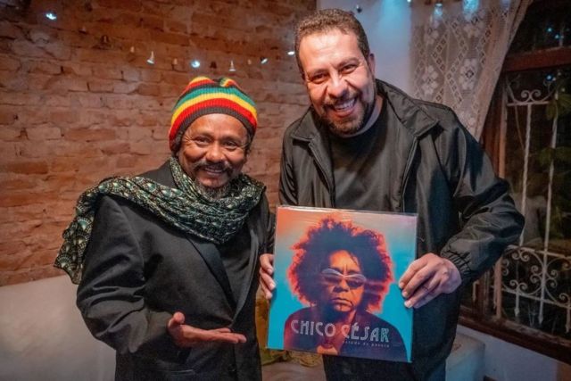 papo reto, afeto, projeto. 
estado de direito, estado de poesia.

#Repost @guilhermeboulos.oficial
・・・
Começando bem a semana! Ganhei um vinil do mestre @oficialchicocesar  no encontro da cultura organizado pela querida @sarantunes. Visitei ainda comunidades na Zona Sul de São Paulo e estive no encontro dos lutadores da @cmp.brasil. Ao trabalho!

📸 @leandropaivac