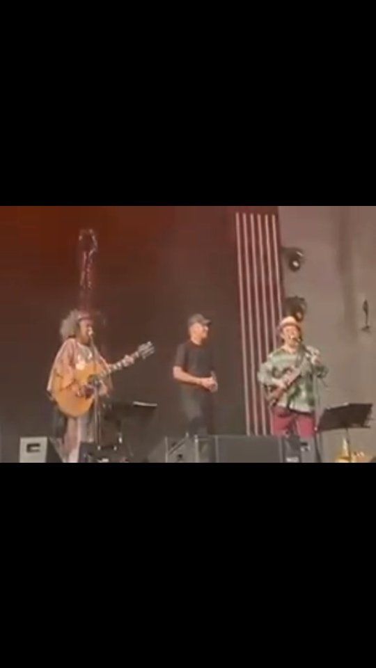 e @joaogomescantor se juntou a mim e a @geraldoazevedooficial no lindo @violivoz que fizemos no @nomadefestivalsp. nosso primeiro encontro foi no aeroporto de Confins meses atrás e ali encontramos nossas afinidades. a segunda vez foi agora, no palco. e as afinidades se acenderam mais ainda. tudo Nordeste interiorano, de olho no mundo. romântico. tem sido lindo ir para a estrada com nossa equipe: @marisabentivegna @andrekbelo @serginhoperesfelipe @rafael.lando.7 @fabiodesouza1 @adrianocolono @o_museu_do_roadie_jb  @reigalvao @ericvecchione @lfmaisc @emiliaveras. seja bem-vinda @aruthemaciel.

vídeo: @natdobal